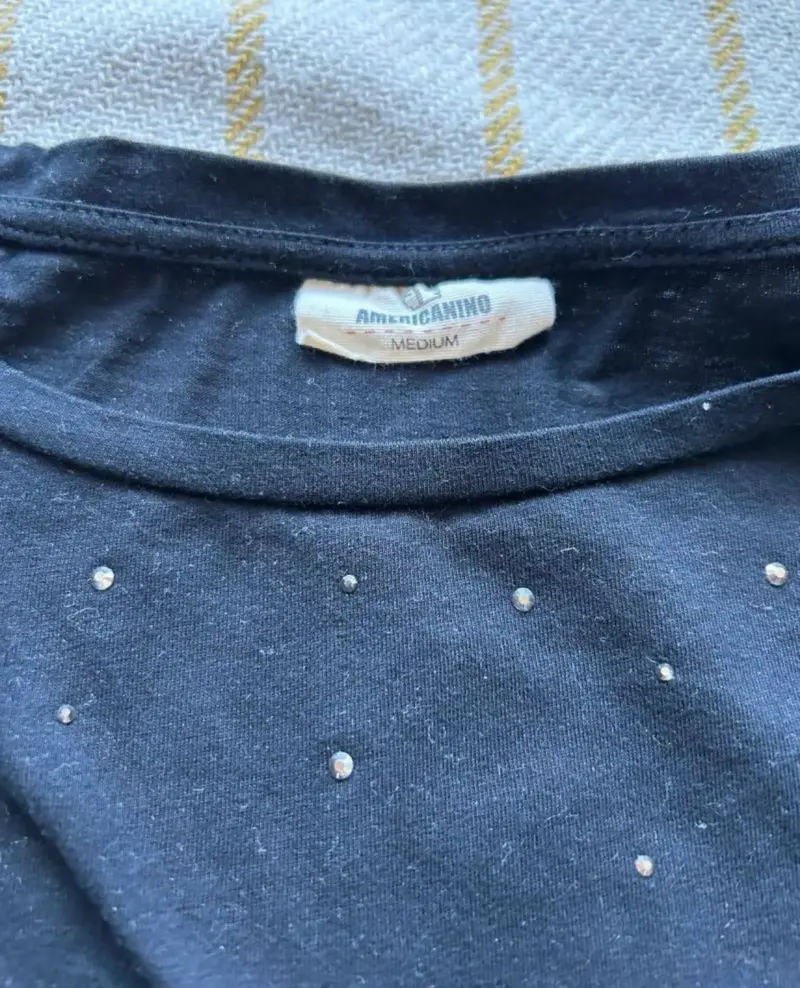 Polera negra con volantes y detalles brillantes - 3