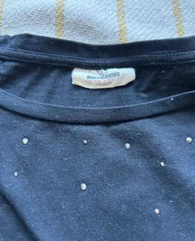 Polera negra con volantes y detalles brillantes - miniatura 3