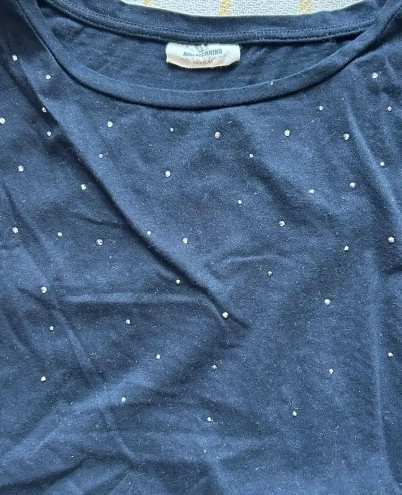 Polera negra con volantes y detalles brillantes - 4