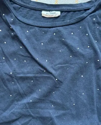 Polera negra con volantes y detalles brillantes - miniatura 4