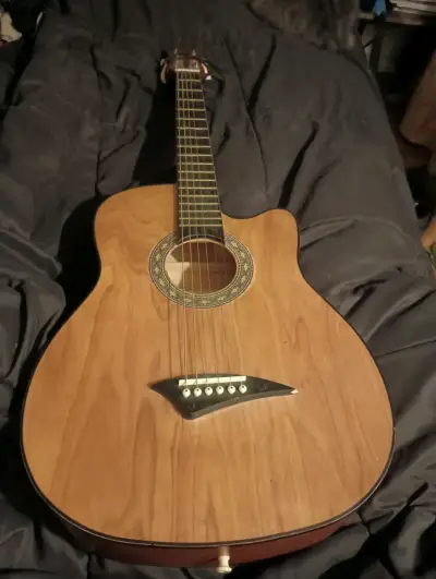Guitarra acústica de madera en buen estado - miniatura 1