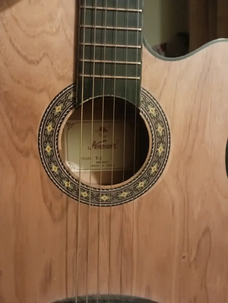 Guitarra acústica de madera en buen estado - 2