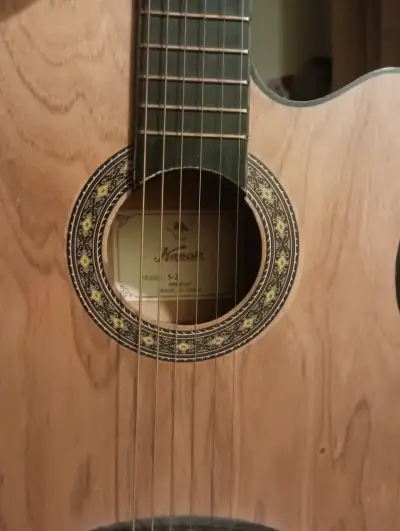 Guitarra acústica de madera en buen estado - miniatura 2