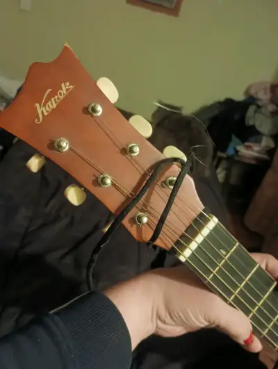 Guitarra acústica de madera en buen estado - miniatura 3
