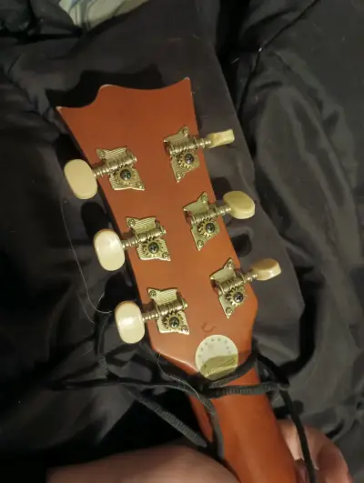 Guitarra acústica de madera en buen estado - miniatura 4