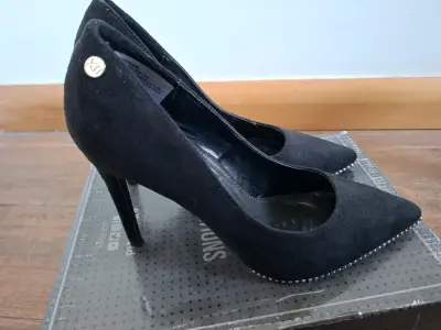 Tacones negros con detalle metálico - miniatura 1