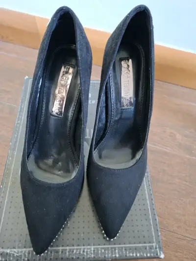 Tacones negros con detalle metálico - miniatura 2