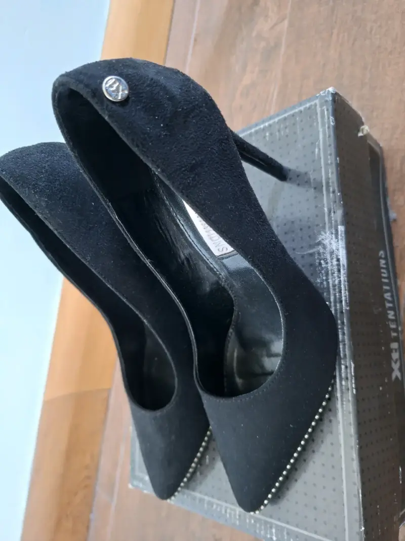 Tacones negros con detalle metálico - 3