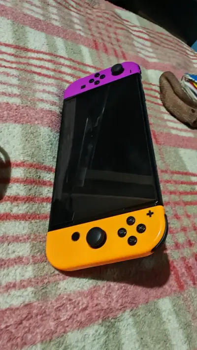 Consola portátil con controles coloridos - miniatura 1