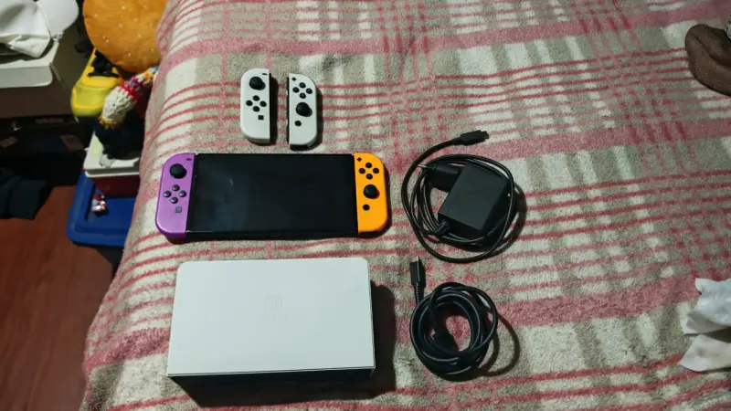 Consola portátil con controles coloridos - 2