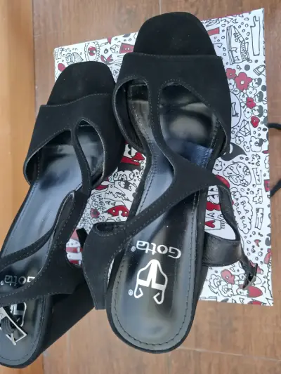 Sandalias de tacón alto negras elegantes - miniatura 2