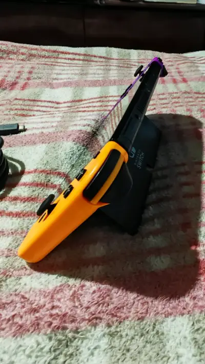 Consola portátil con controles coloridos - miniatura 5