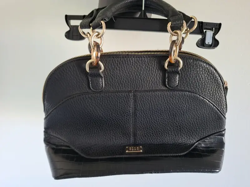 Cartera negra de cuero con detalles dorados