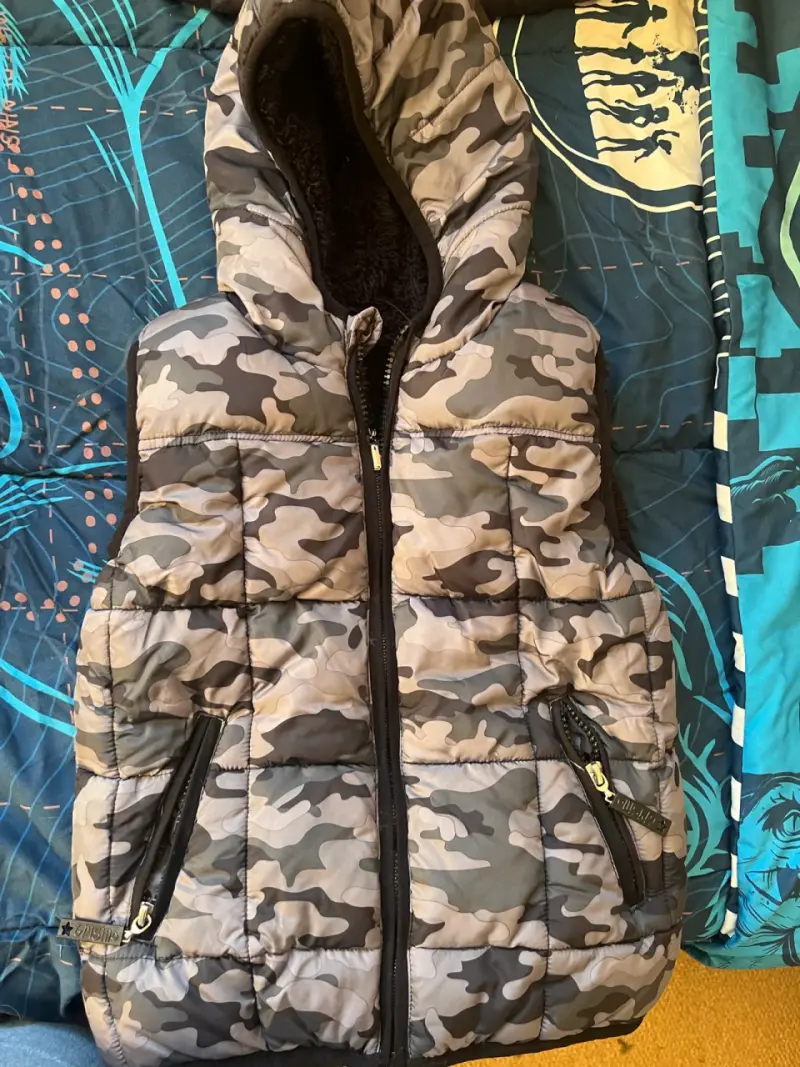 Chaleco acolchado camuflaje con capucha - 1