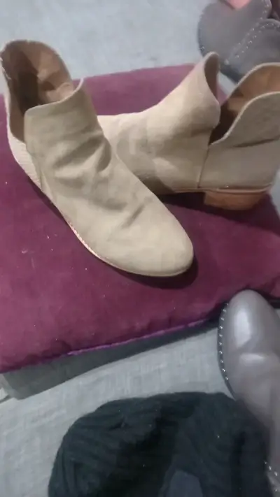 Botines de gamuza beige para mujer - miniatura 1
