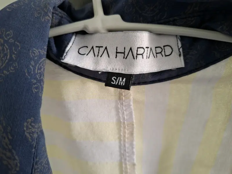 Blusa Cata Hartard azul con estampado - 1