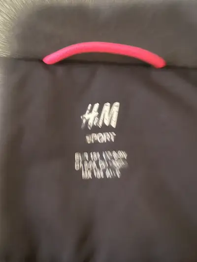 Chaqueta negra con cierre rojo para niña - miniatura 2