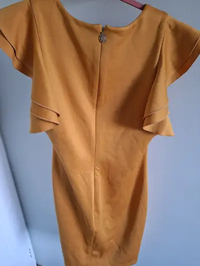 Vestido amarillo con volantes elegante - miniatura 1