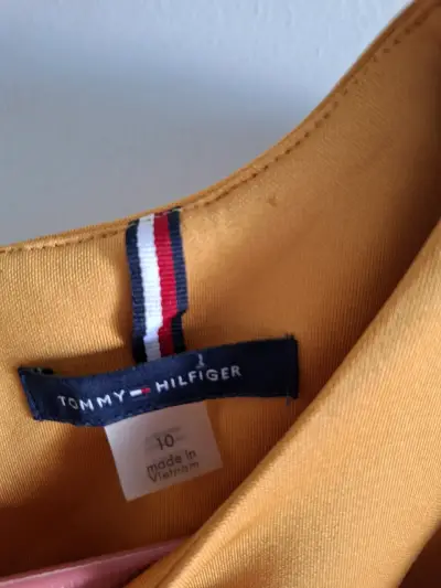 Vestido amarillo con volantes elegante - miniatura 2