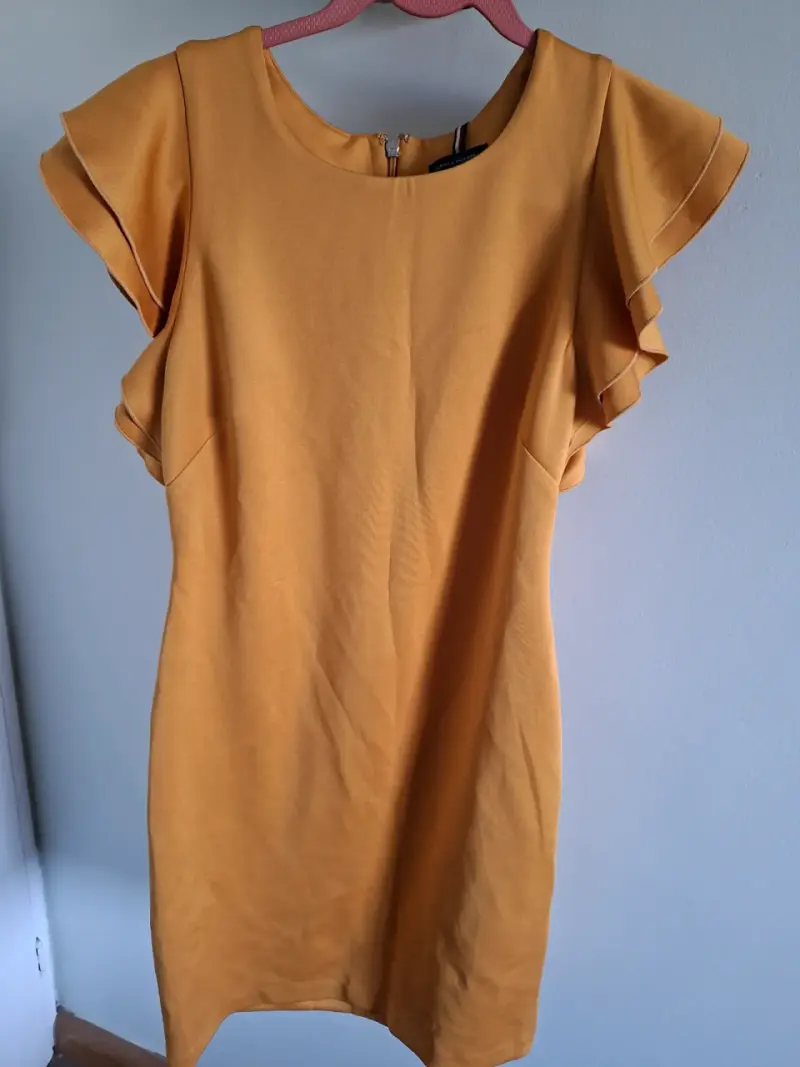 Vestido amarillo con volantes elegante - 3