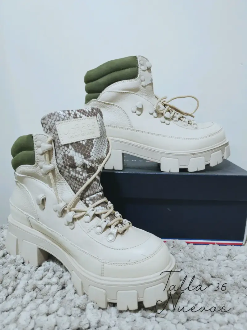 Botines beige con diseño de serpiente