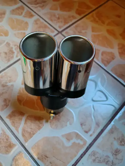 Cola tubo de escape doble cromado para auto - miniatura 1