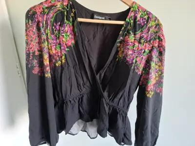 Blusa corta Desigual negra con estampado floral - miniatura 1