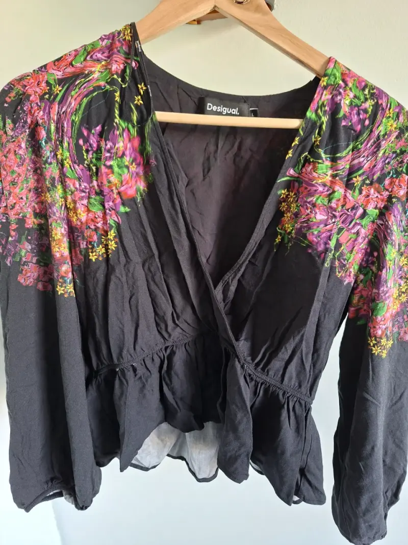 Blusa corta Desigual negra con estampado floral - 2