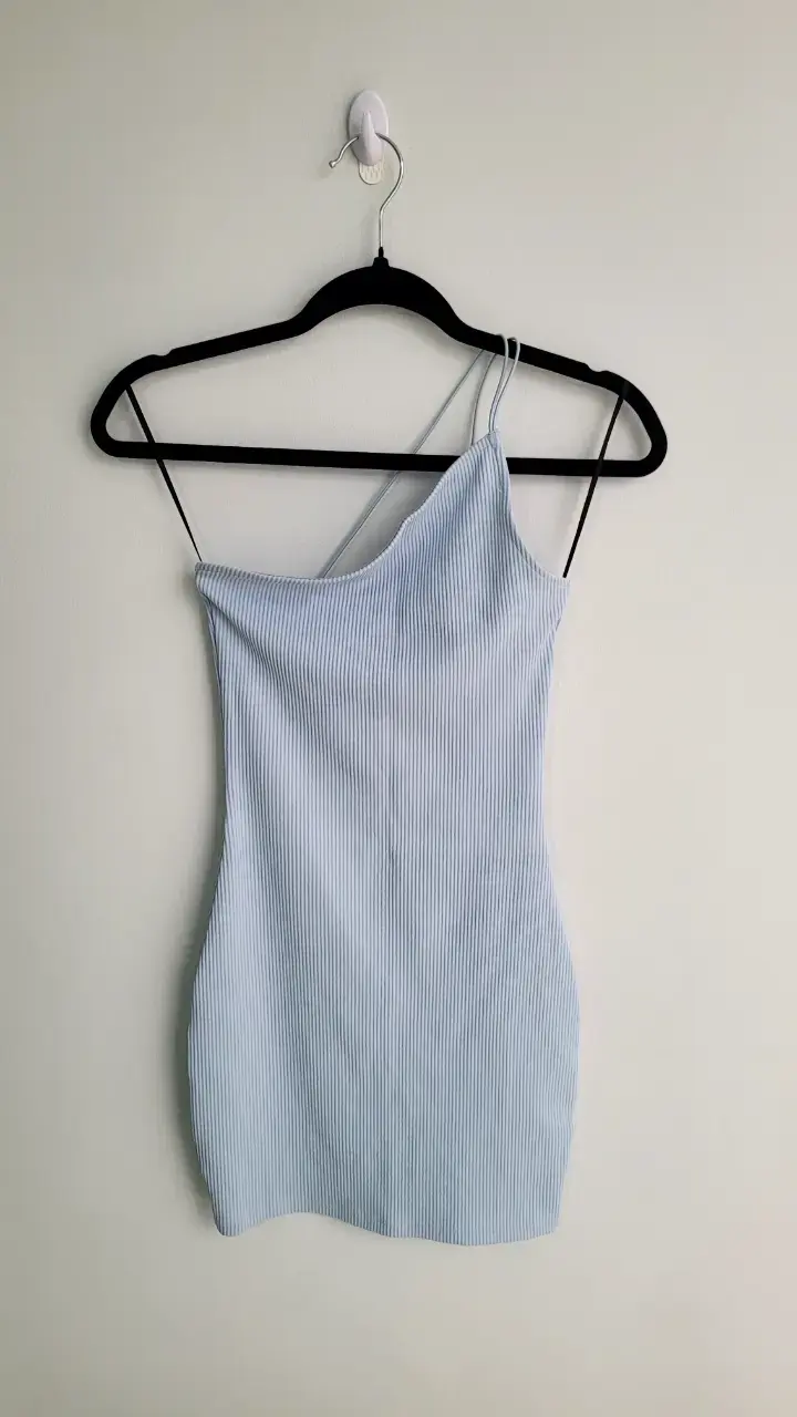 Vestido H&M asimétrico celeste. - 1