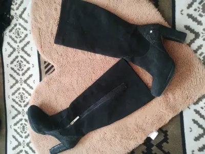 Botas negras de gamuza con tacón alto - miniatura 1