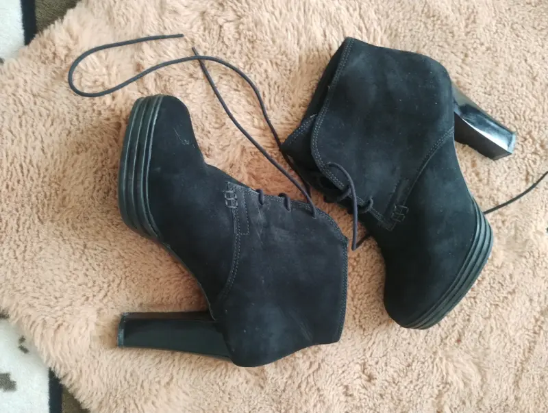 Botas negras de gamuza con tacón alto - 2