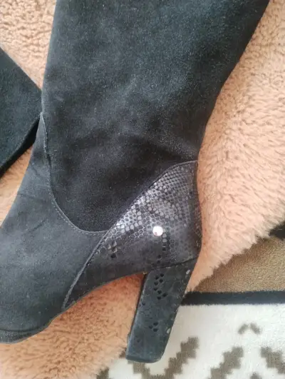 Botas negras de gamuza con tacón alto - miniatura 5