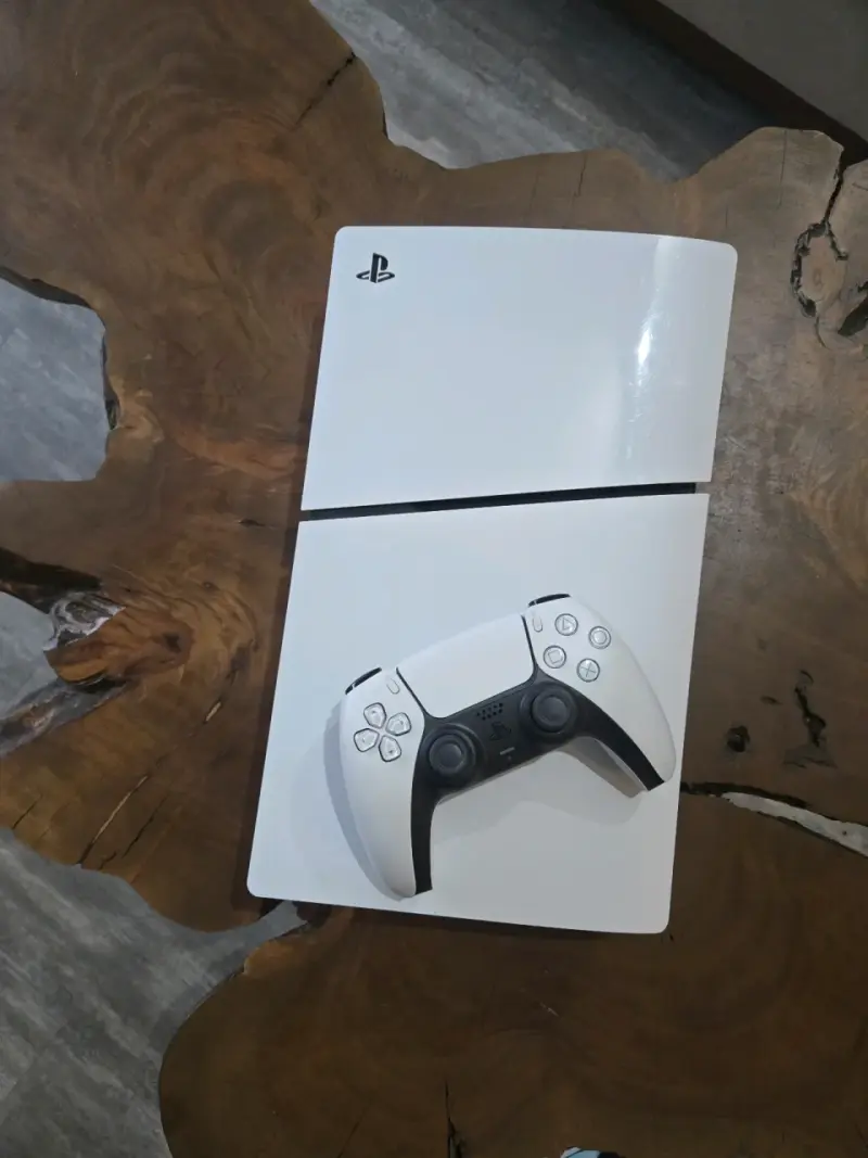Consola PlayStation 5 slim con control DualSense - 1