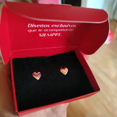 Aros de corazón dorados en caja - miniatura 1