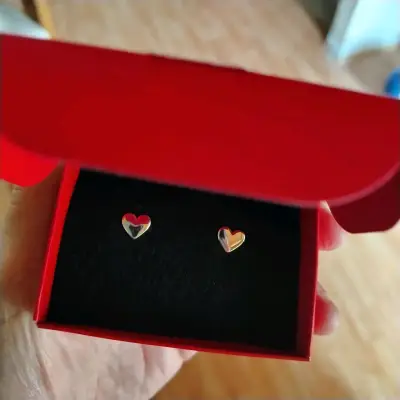 Aros de corazón dorados en caja - miniatura 2