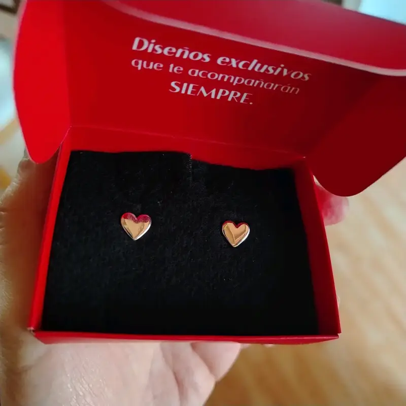 Aros de corazón dorados en caja - 4