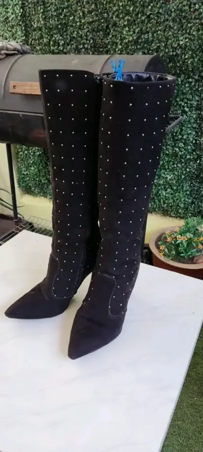 Botas negras altas con tachas decorativas - miniatura 1