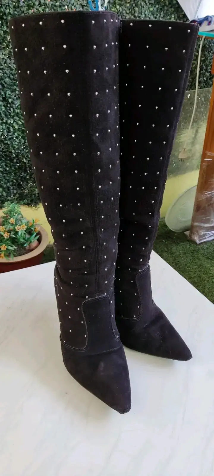Botas negras altas con tachas decorativas - 2