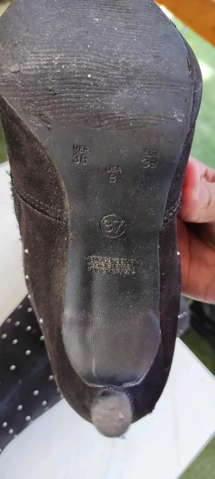 Botas negras altas con tachas decorativas - 3