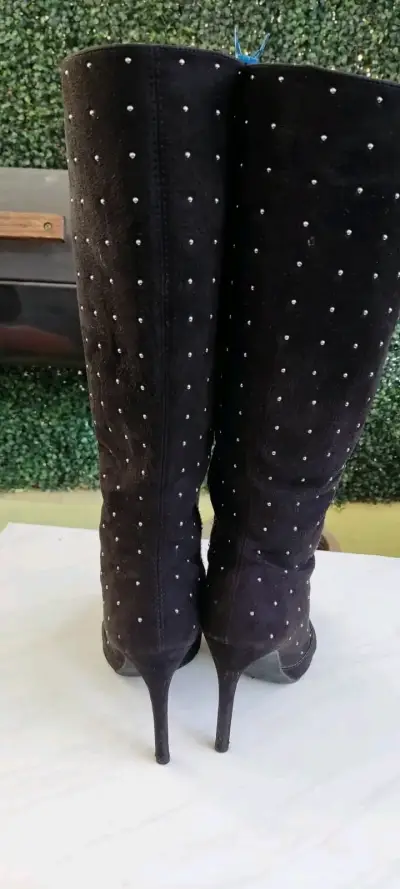 Botas negras altas con tachas decorativas - miniatura 4