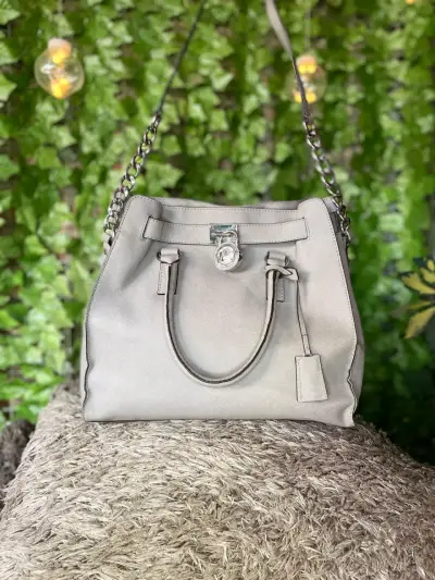 Bolso de cuero gris con cadena metálica - miniatura 1