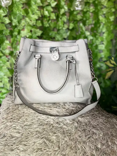 Bolso de cuero gris con cadena metálica - miniatura 2
