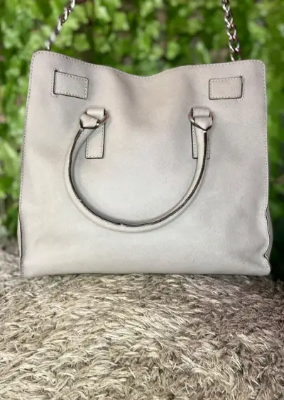 Bolso de cuero gris con cadena metálica - miniatura 3
