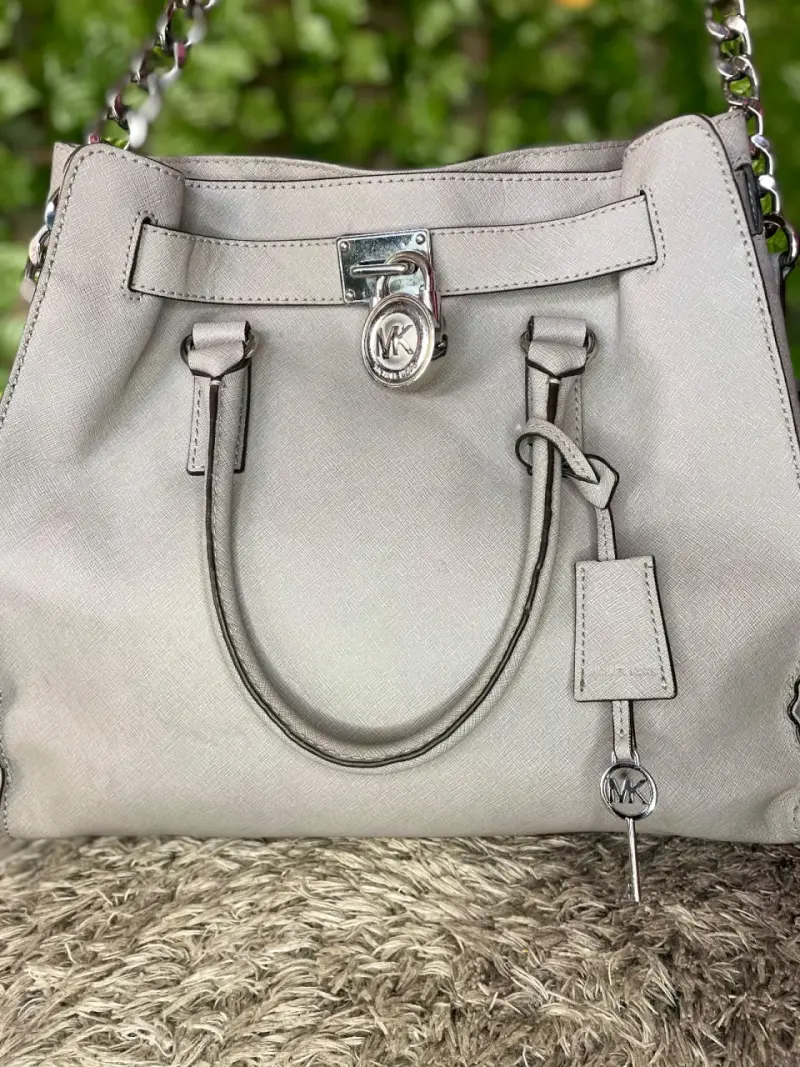 Bolso de cuero gris con cadena metálica - 4