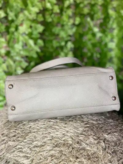 Bolso de cuero gris con cadena metálica - miniatura 5