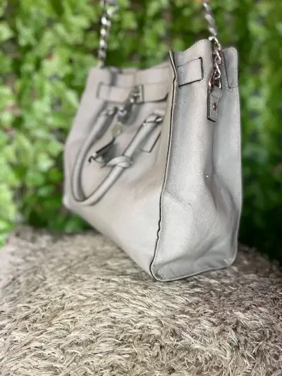 Bolso de cuero gris con cadena metálica - miniatura 6