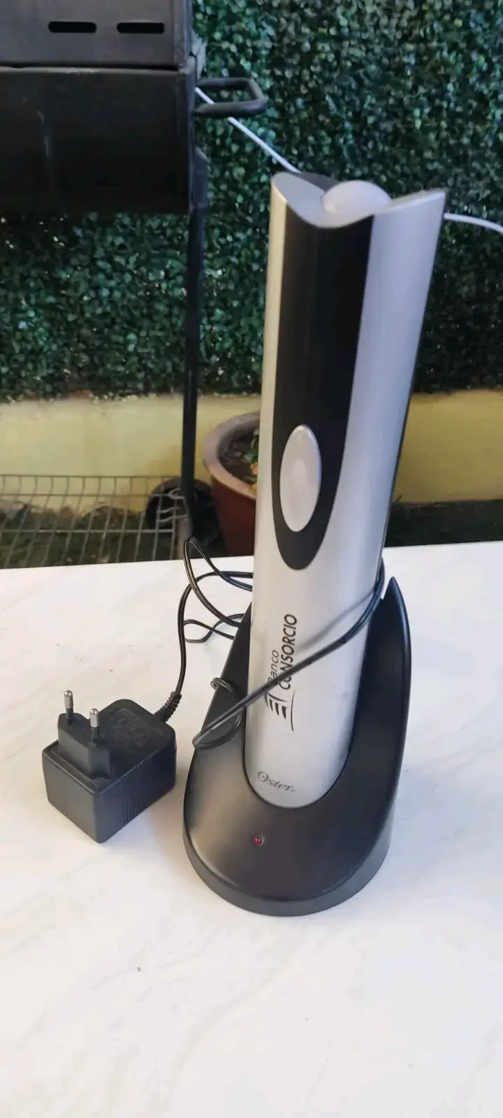 Sacacorchos eléctrico Oster con base - 1