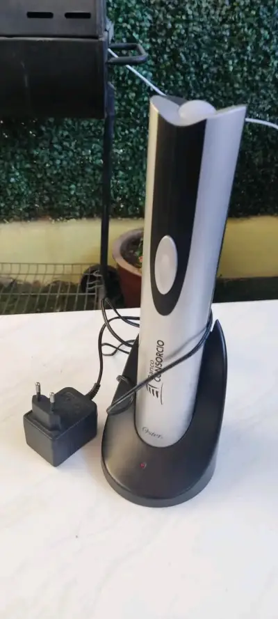 Sacacorchos eléctrico Oster con base - miniatura 1