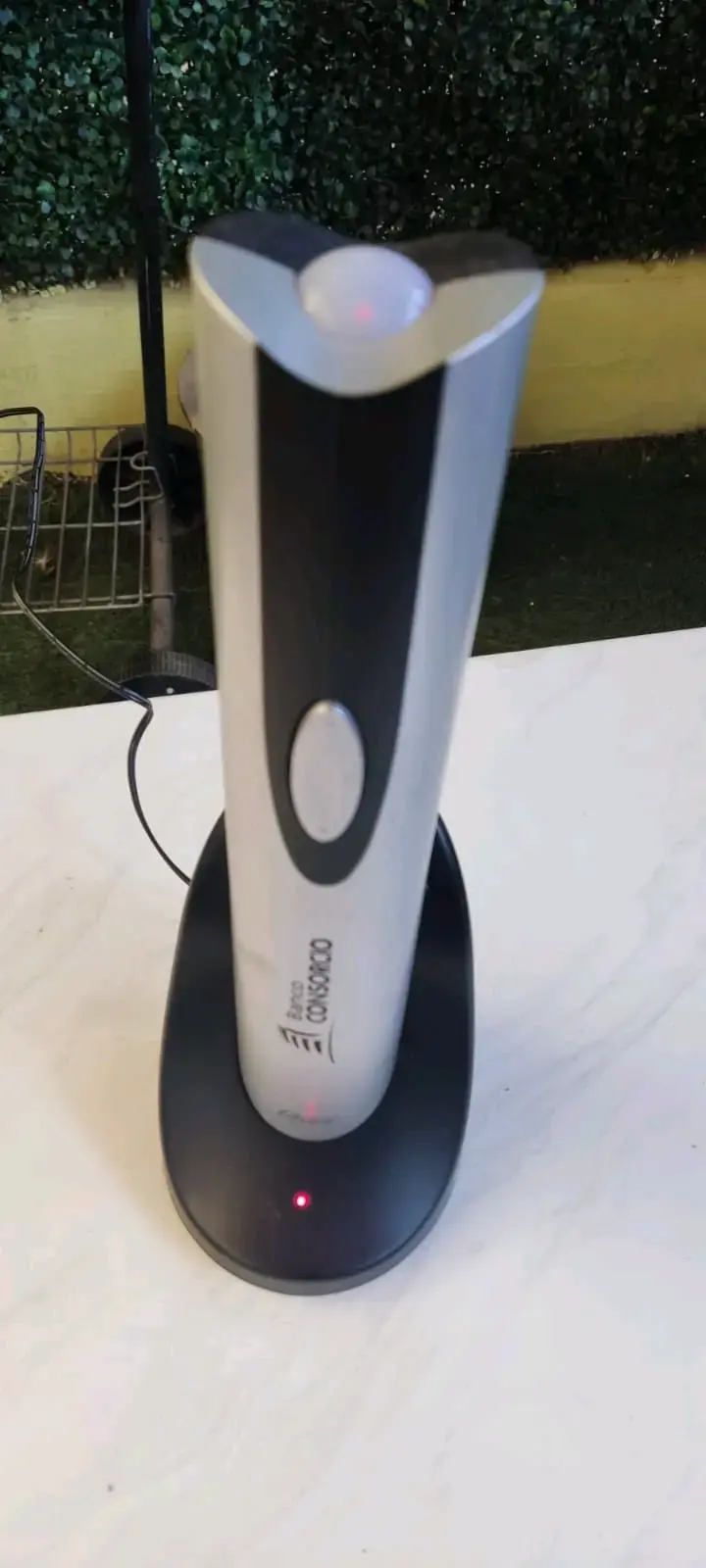 Sacacorchos eléctrico Oster con base - 3