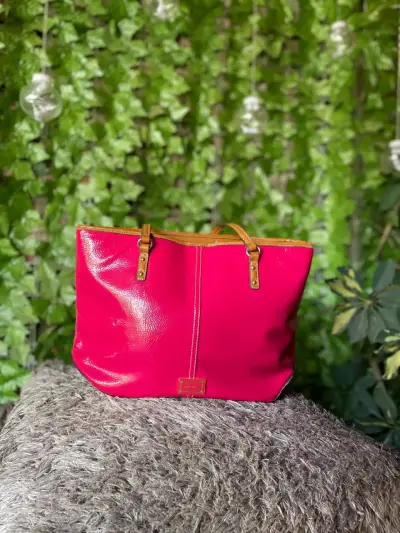 Bolso tote rojo brillante con asas marrones - miniatura 1